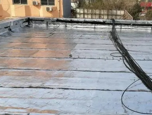 海丰卫生间漏水维修公司分享下海丰屋面楼顶防水刚性防水层施工要点。